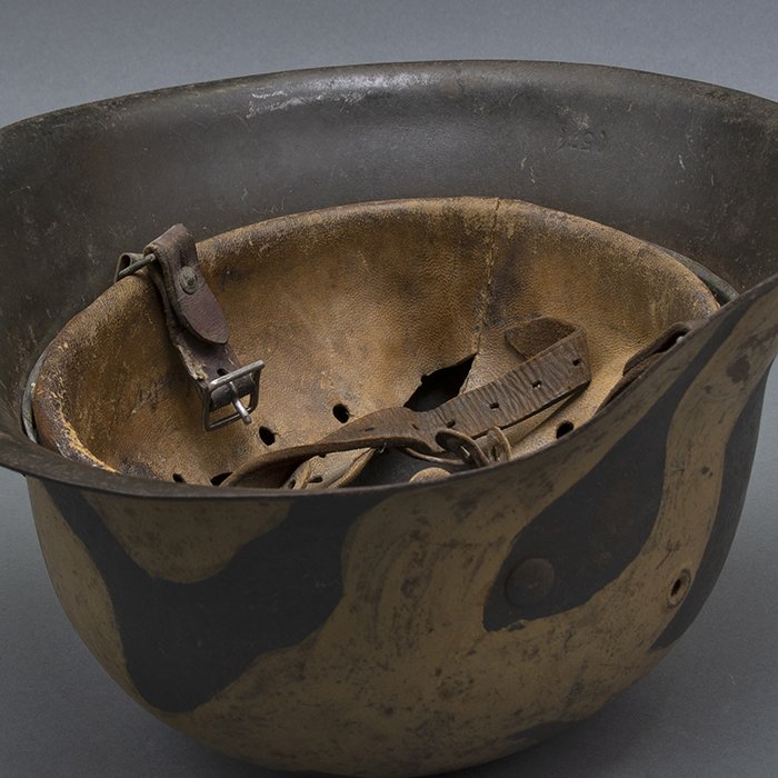 RH50 Heer M42 single decal 'tiger stripe' camouflaged helmet — image 23