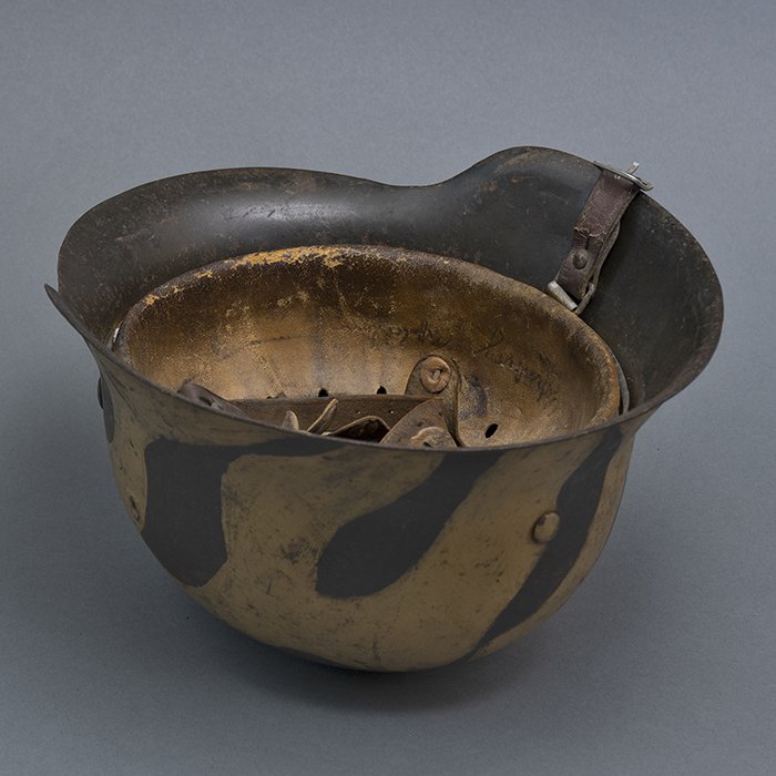 RH50 Heer M42 single decal 'tiger stripe' camouflaged helmet — image 25