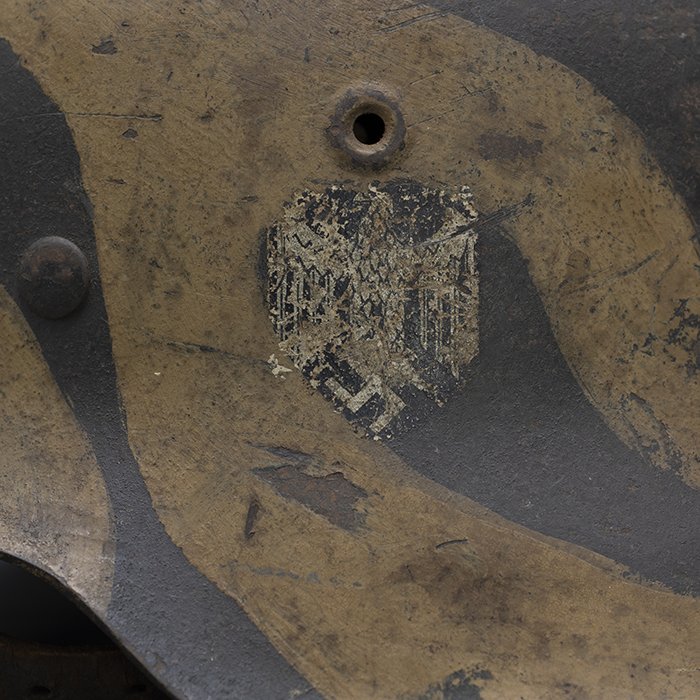 RH50 Heer M42 single decal 'tiger stripe' camouflaged helmet — image 3