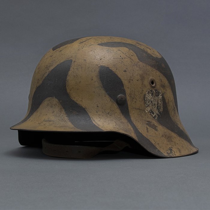 RH50 Heer M42 single decal 'tiger stripe' camouflaged helmet — image 5