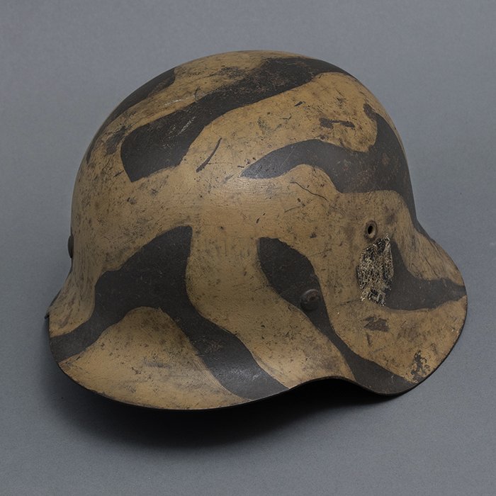 RH50 Heer M42 single decal 'tiger stripe' camouflaged helmet — image 7