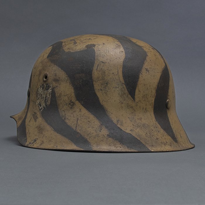 RH50 Heer M42 single decal 'tiger stripe' camouflaged helmet — image 9