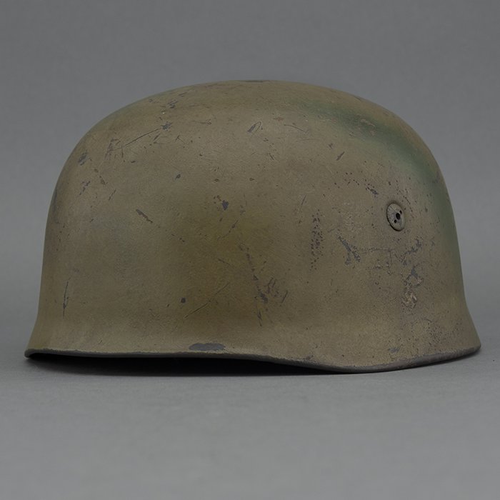 RH55 Luftwaffe M38 single decal tan and green sprayed camouflaged Fallschirmjäger helmet, KIA — image 4
