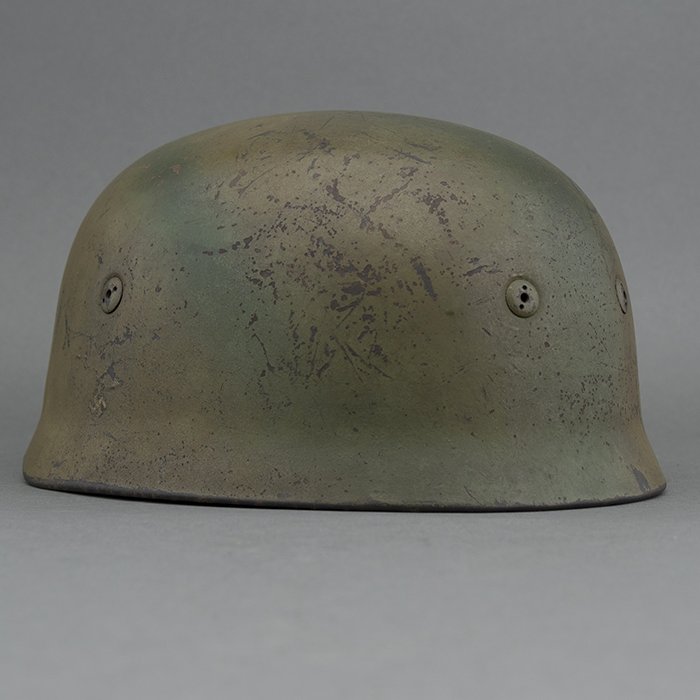 RH55 Luftwaffe M38 single decal tan and green sprayed camouflaged Fallschirmjäger helmet, KIA — image 7