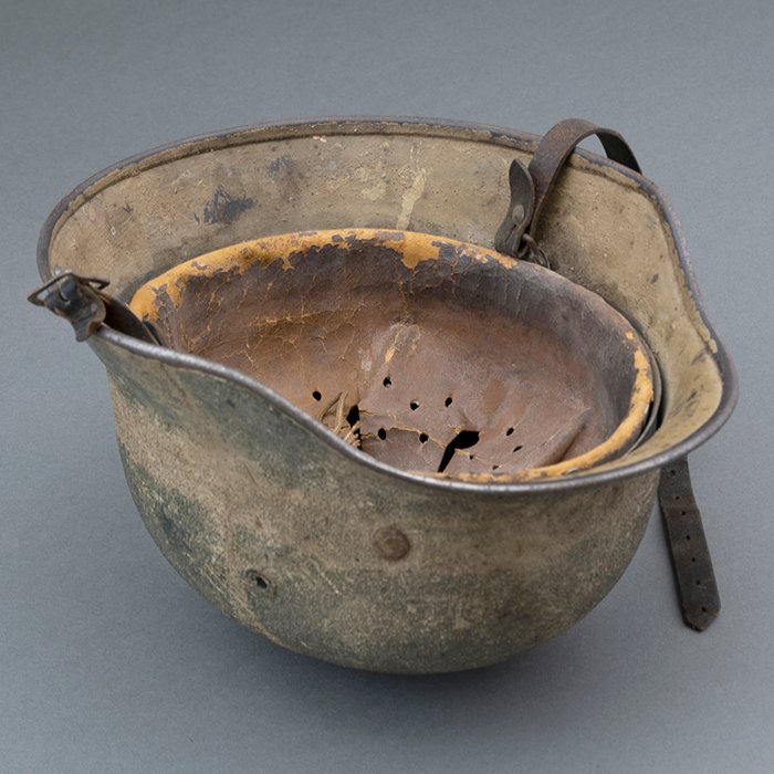 ADM71 Unique Heer M40 tan and green sand camouflaged helmet — image 23