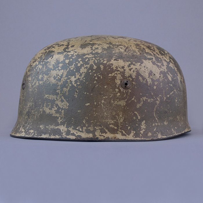 RH23 Luftwaffe M38 single decal tricolor over tan camouflaged Fallschirmjäger helmet — image 13