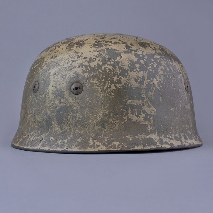 RH23 Luftwaffe M38 single decal tricolor over tan camouflaged Fallschirmjäger helmet — image 19