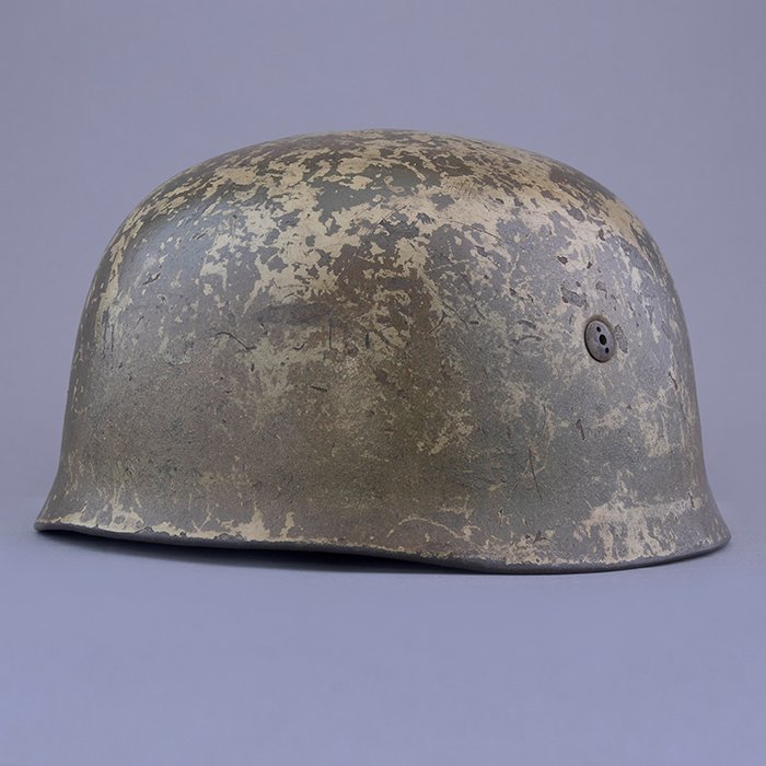 RH23 Luftwaffe M38 single decal tricolor over tan camouflaged Fallschirmjäger helmet — image 5