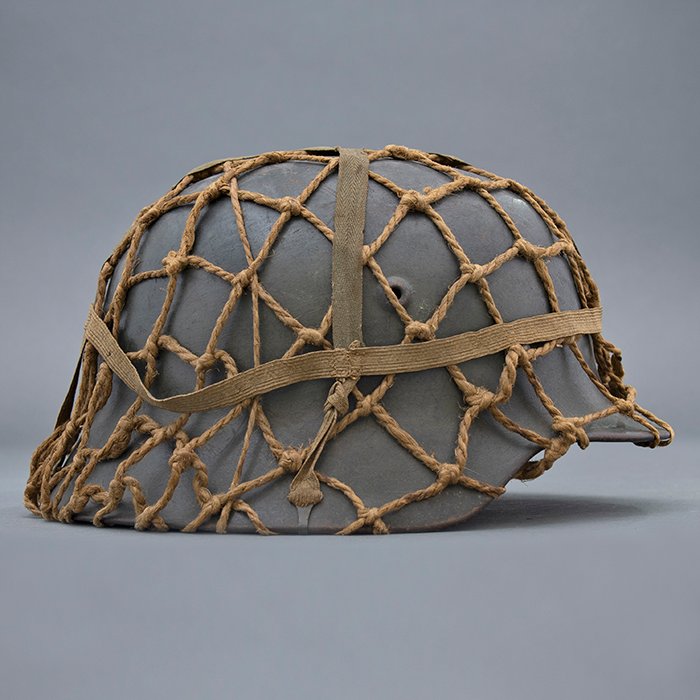 RH29 Heer M40 single decal camouflaged helmet with issue net and elastic bands — image 10