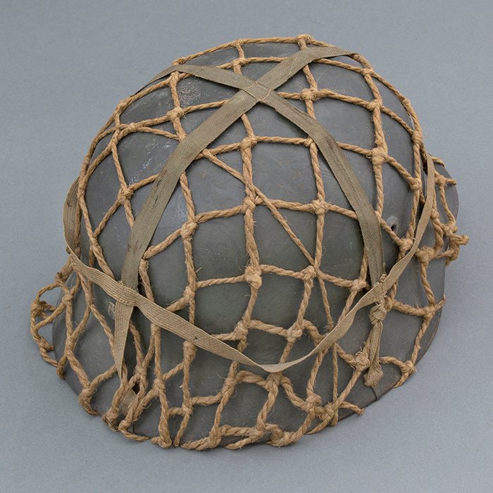RH29 Heer M40 single decal camouflaged helmet with issue net and elastic bands — image 14