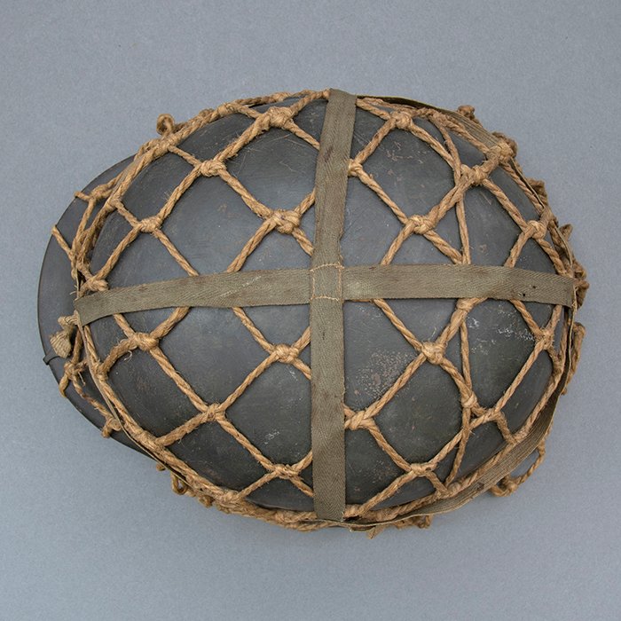 RH29 Heer M40 single decal camouflaged helmet with issue net and elastic bands — image 16