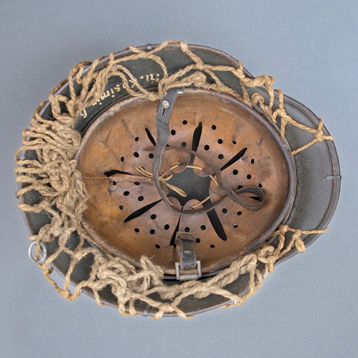 RH29 Heer M40 single decal camouflaged helmet with issue net and elastic bands — image 18