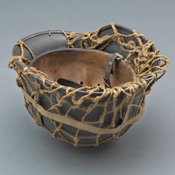 RH29 Heer M40 single decal camouflaged helmet with issue net and elastic bands — image 20