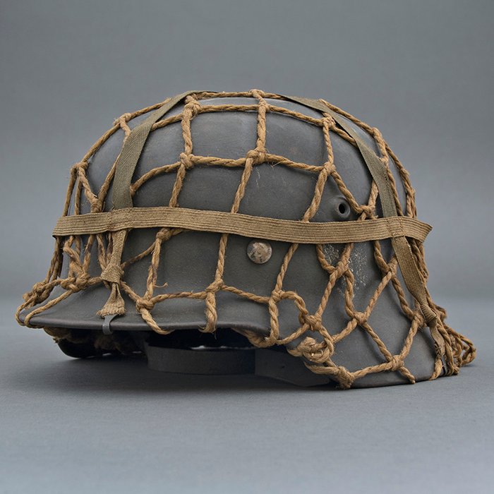 RH29 Heer M40 single decal camouflaged helmet with issue net and elastic bands — image 4