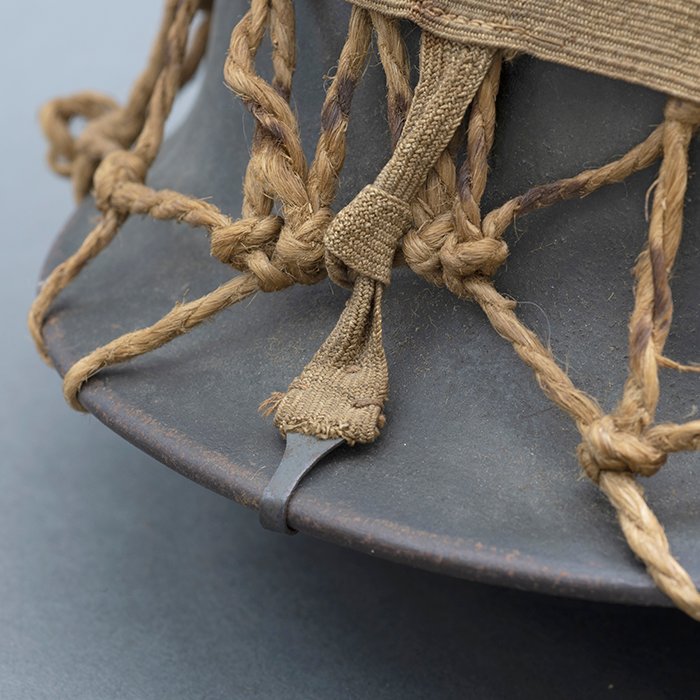 RH29 Heer M40 single decal camouflaged helmet with issue net and elastic bands — image 5