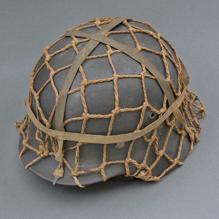 RH29 Heer M40 single decal camouflaged helmet with issue net and elastic bands — image 6