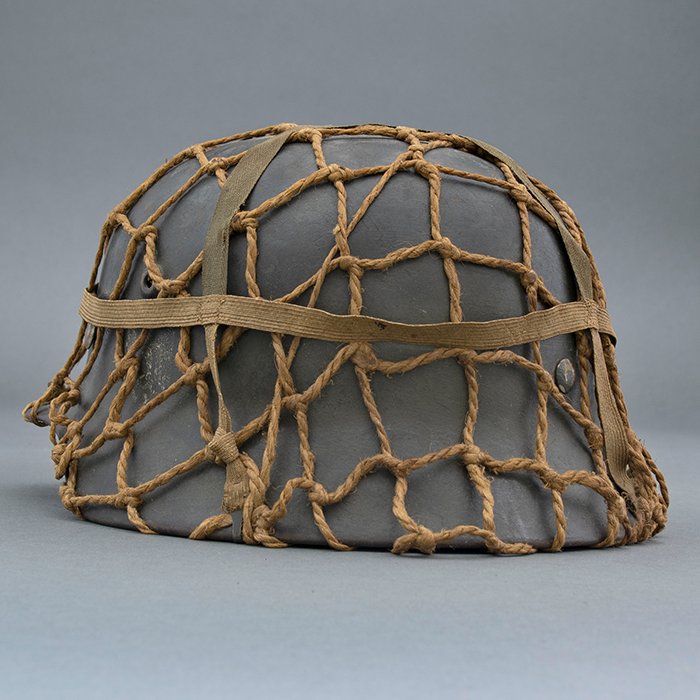 RH29 Heer M40 single decal camouflaged helmet with issue net and elastic bands — image 7