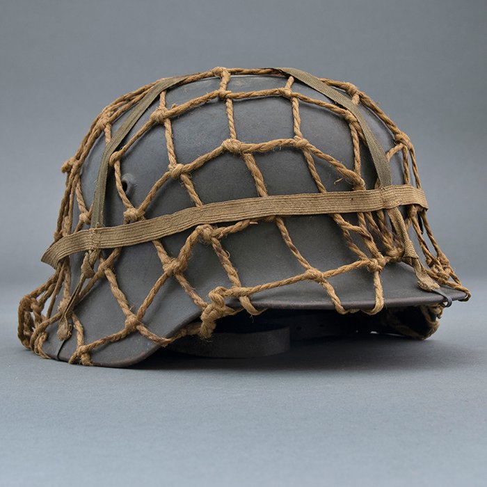 RH29 Heer M40 single decal camouflaged helmet with issue net and elastic bands — image 9