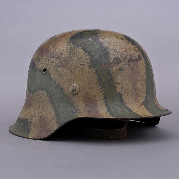 RH16 One of a kind Heer M42 single decal tricolor camouflaged helmet — image 12