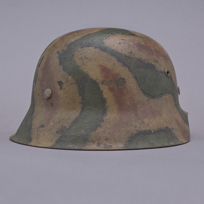 RH16 One of a kind Heer M42 single decal tricolor camouflaged helmet — image 13
