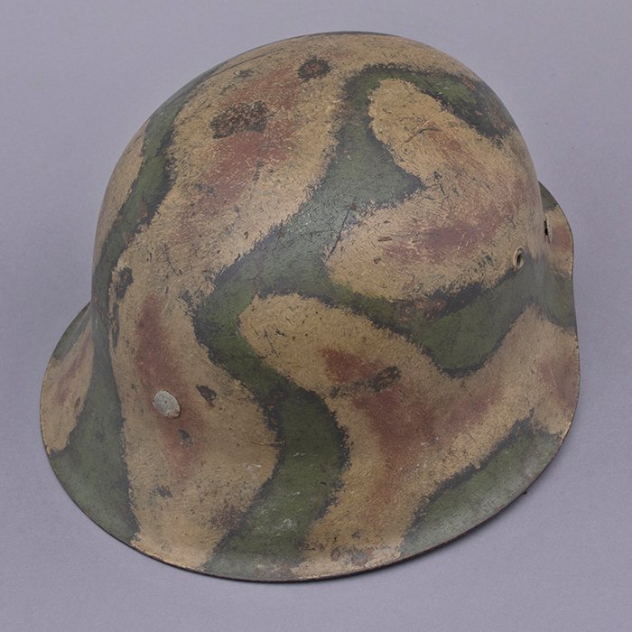 RH16 One of a kind Heer M42 single decal tricolor camouflaged helmet — image 15