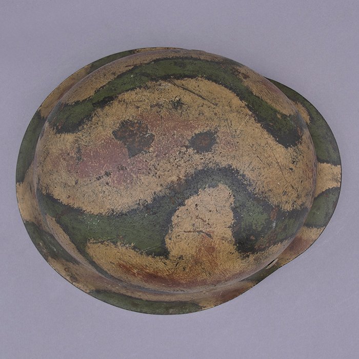 RH16 One of a kind Heer M42 single decal tricolor camouflaged helmet — image 17