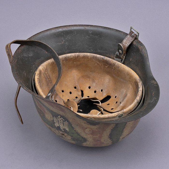 RH16 One of a kind Heer M42 single decal tricolor camouflaged helmet — image 20