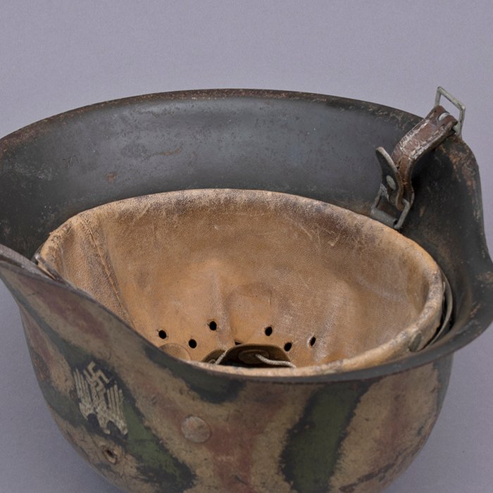 RH16 One of a kind Heer M42 single decal tricolor camouflaged helmet — image 21