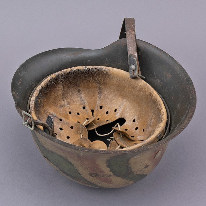 RH16 One of a kind Heer M42 single decal tricolor camouflaged helmet — image 23