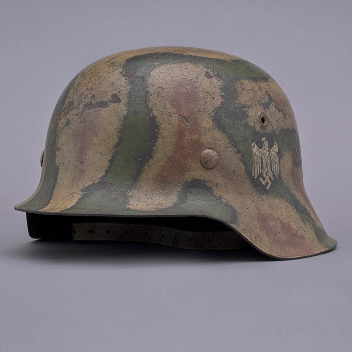 RH16 One of a kind Heer M42 single decal tricolor camouflaged helmet — image 5