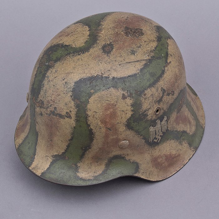 RH16 One of a kind Heer M42 single decal tricolor camouflaged helmet — image 6