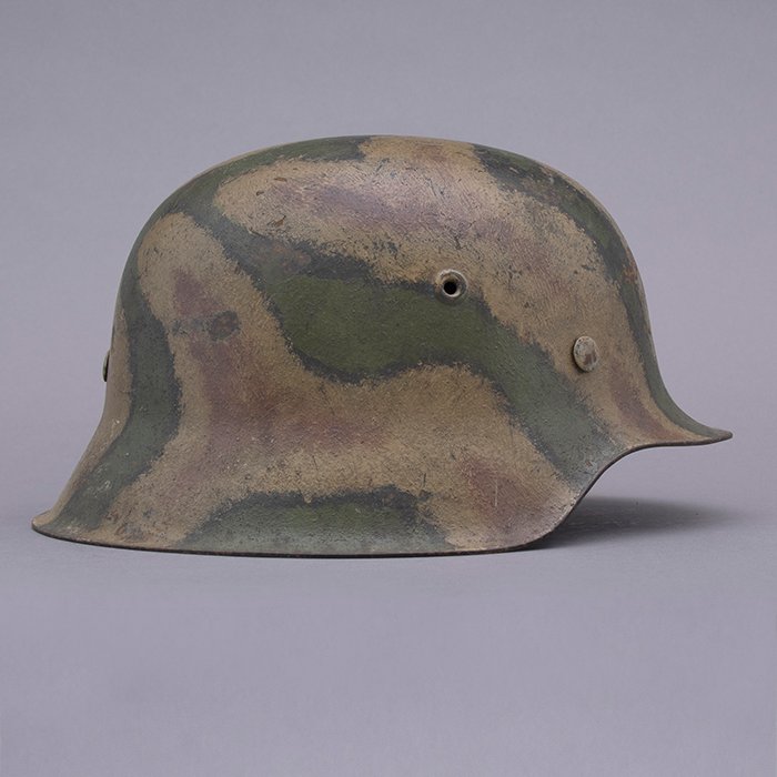 RH16 One of a kind Heer M42 single decal tricolor camouflaged helmet — image 9