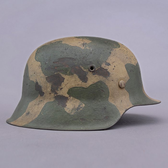 RH17 Heer M42 single decal tan and green geometric camouflaged helmet — image 11