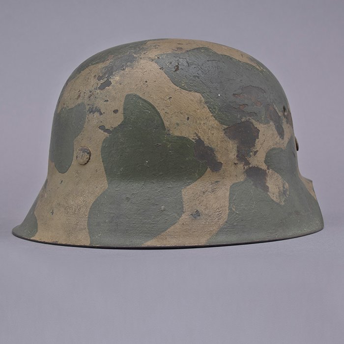 RH17 Heer M42 single decal tan and green geometric camouflaged helmet — image 14