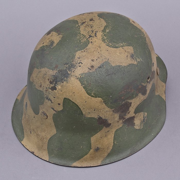 RH17 Heer M42 single decal tan and green geometric camouflaged helmet — image 15