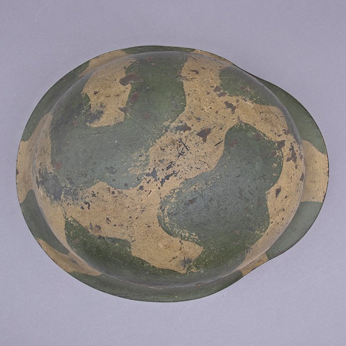 RH17 Heer M42 single decal tan and green geometric camouflaged helmet — image 17