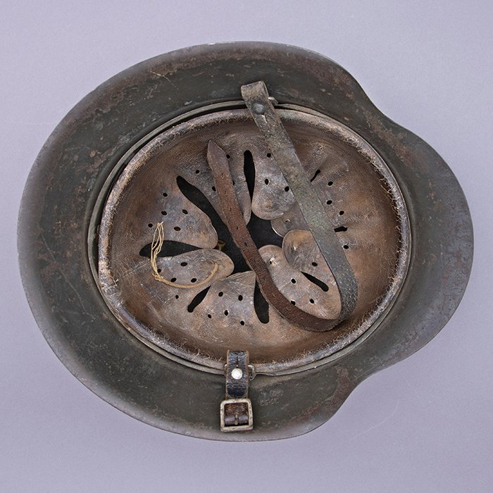 RH17 Heer M42 single decal tan and green geometric camouflaged helmet — image 18