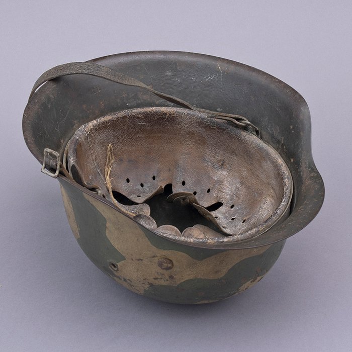 RH17 Heer M42 single decal tan and green geometric camouflaged helmet — image 20