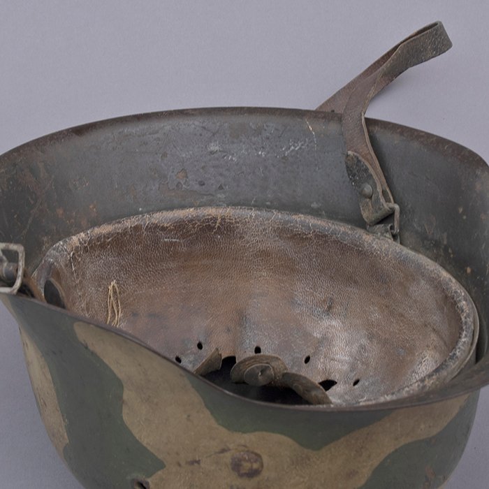 RH17 Heer M42 single decal tan and green geometric camouflaged helmet — image 21