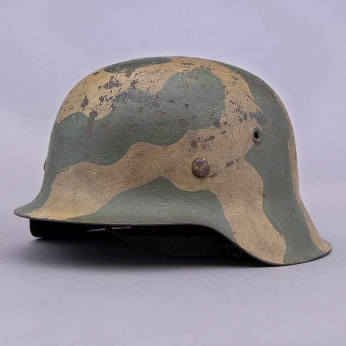 RH17 Heer M42 single decal tan and green geometric camouflaged helmet — image 5