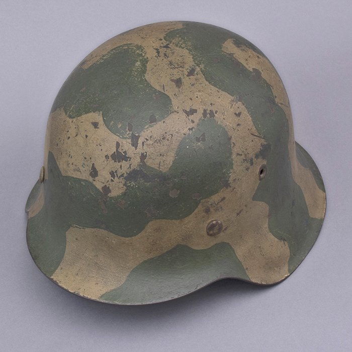 RH17 Heer M42 single decal tan and green geometric camouflaged helmet — image 6
