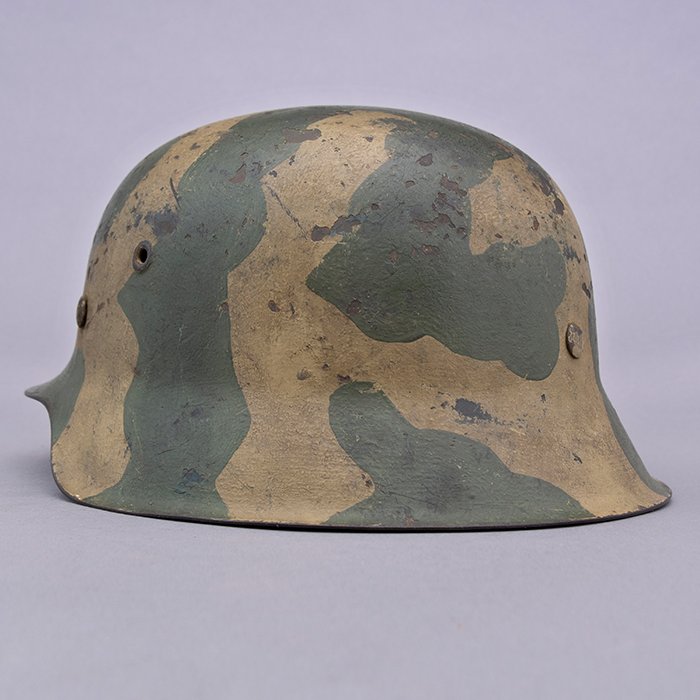 RH17 Heer M42 single decal tan and green geometric camouflaged helmet — image 7