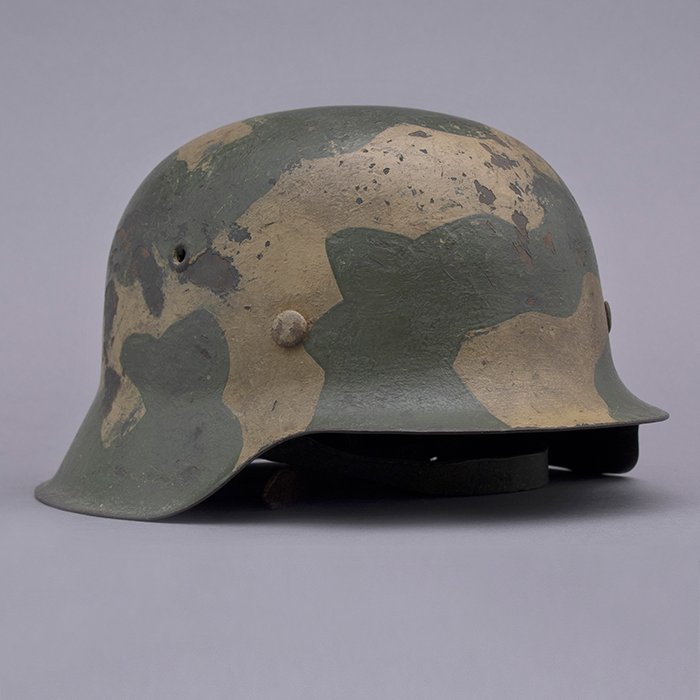RH17 Heer M42 single decal tan and green geometric camouflaged helmet — image 9