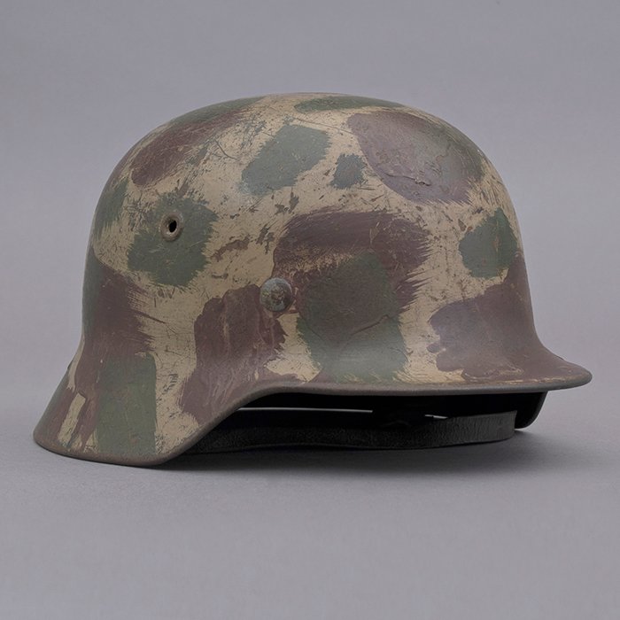 RH8 Heer M40 single decal hand painted camouflaged helmet — image 11