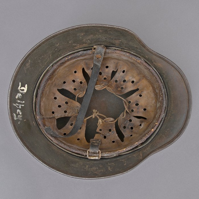 RH8 Heer M40 single decal hand painted camouflaged helmet — image 16