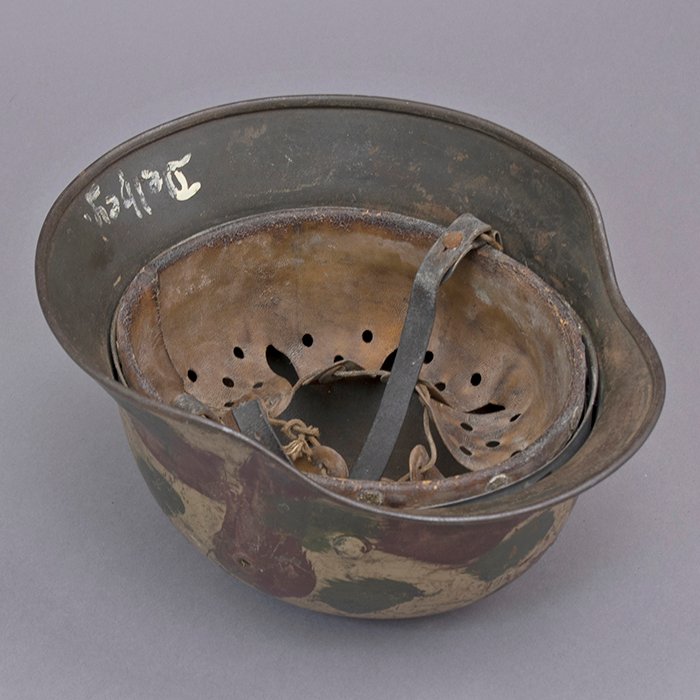 RH8 Heer M40 single decal hand painted camouflaged helmet — image 17