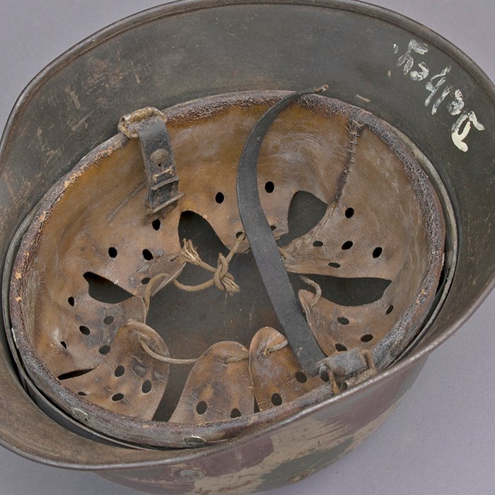 RH8 Heer M40 single decal hand painted camouflaged helmet — image 18