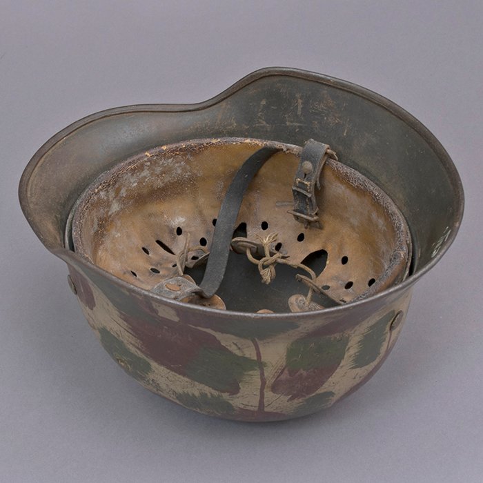 RH8 Heer M40 single decal hand painted camouflaged helmet — image 20