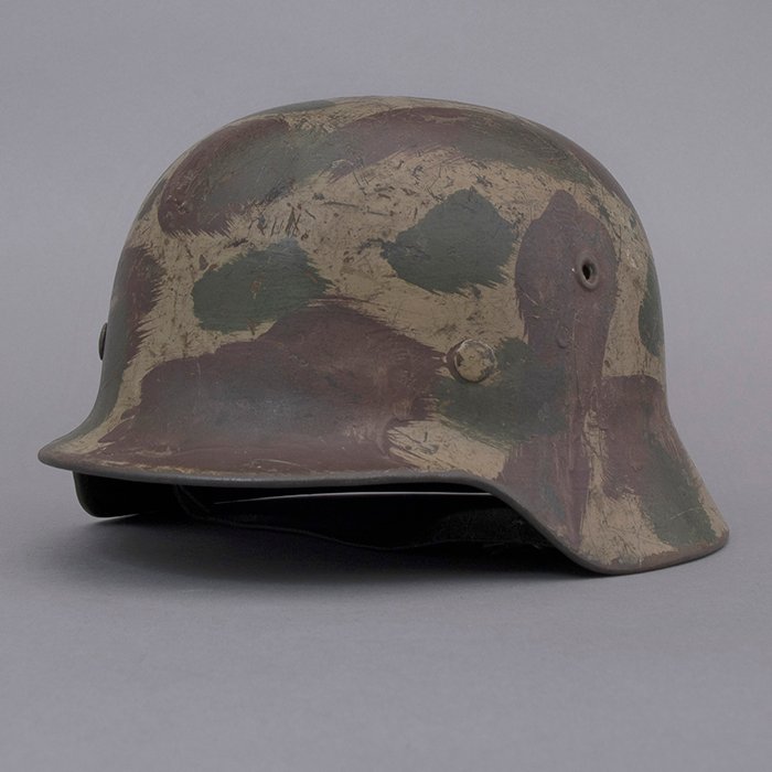 RH8 Heer M40 single decal hand painted camouflaged helmet — image 5