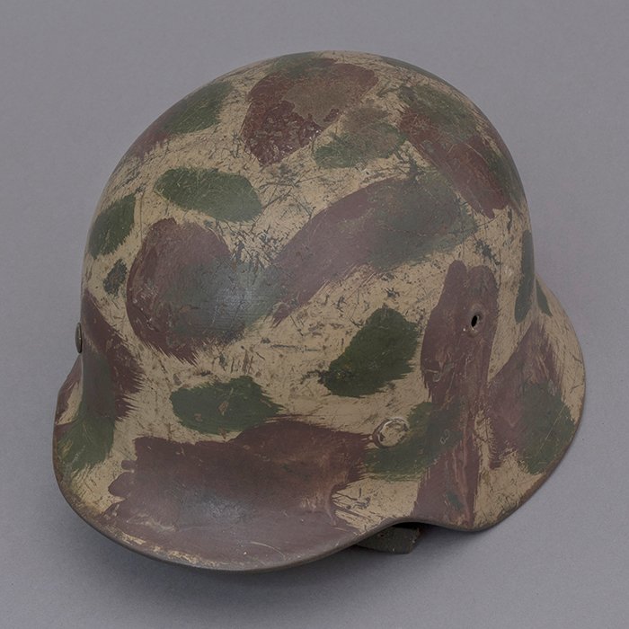 RH8 Heer M40 single decal hand painted camouflaged helmet — image 6